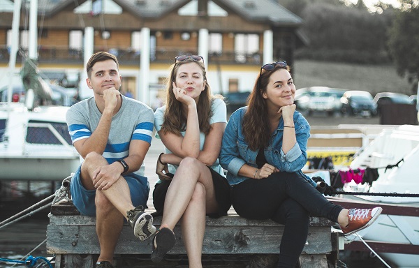 Sedíte s nohou přes nohu? Pozor na bolesti zad a kolenou