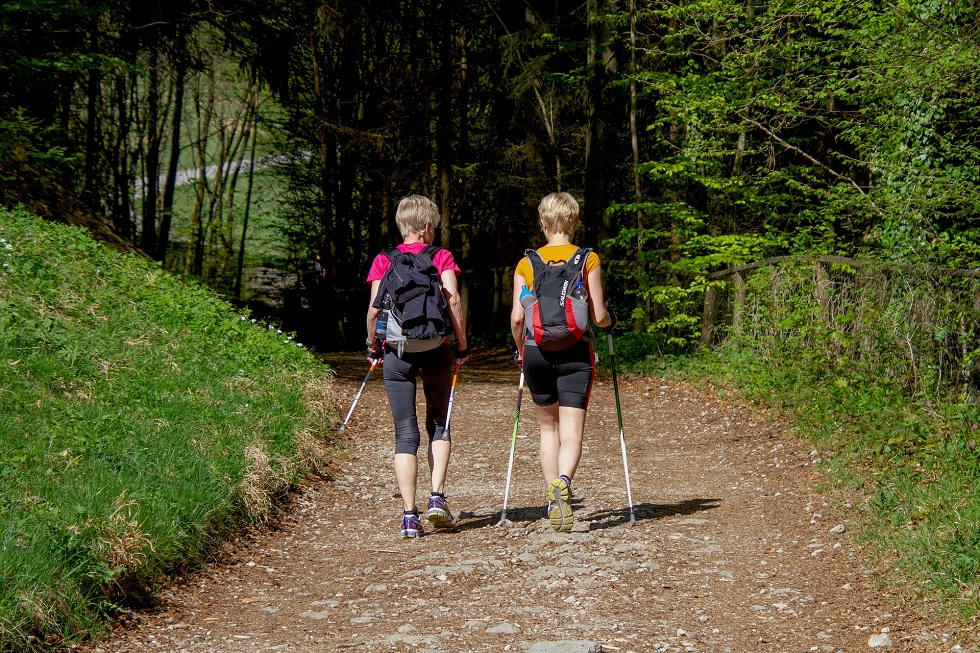 Nordic walking: Co je to severská chůze a pro koho je vhodná?