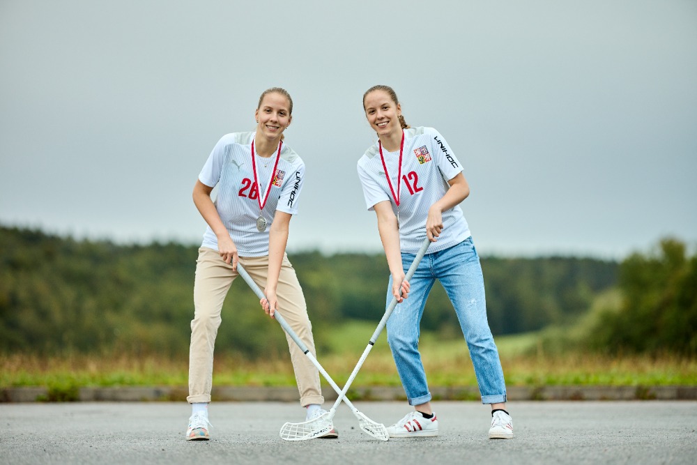 How do Czech floorball hopefuls Radka and Simona Korbelářová approach foot recovery?